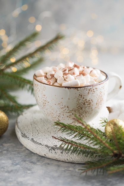 Caneca de chocolate quente com marshmallows doces. Bebida de inverno. Conceito de férias, foco seletivo