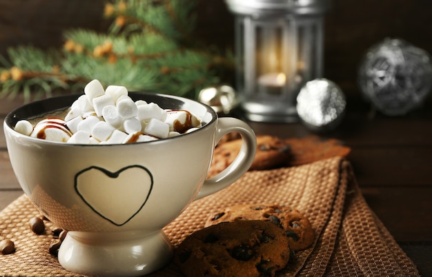 Caneca de chocolate quente com marshmallows galho de árvore do abeto em fundo de madeira