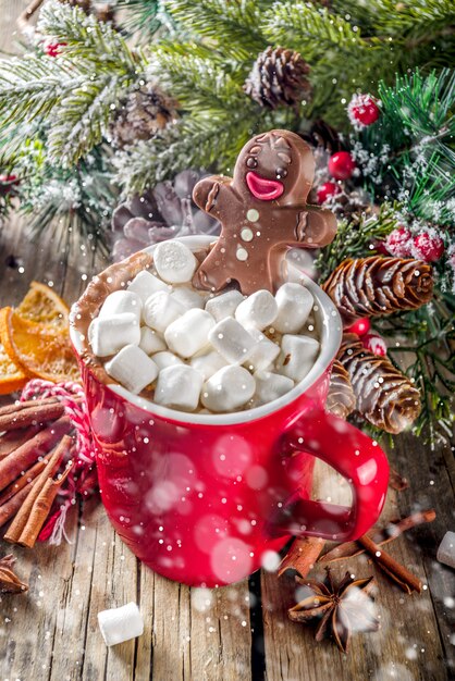 Caneca de chocolate quente de Natal com homem-biscoito de chocolate