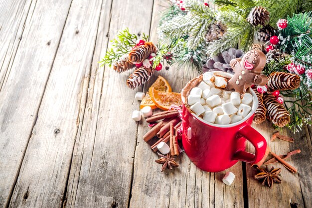 Caneca de chocolate quente de Natal com homem-biscoito de chocolate