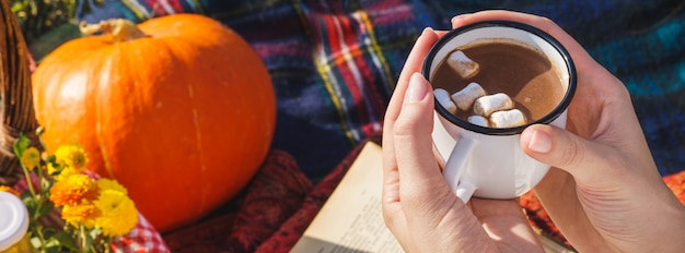 Caneca de chocolate quente ou cacau com marshmallow