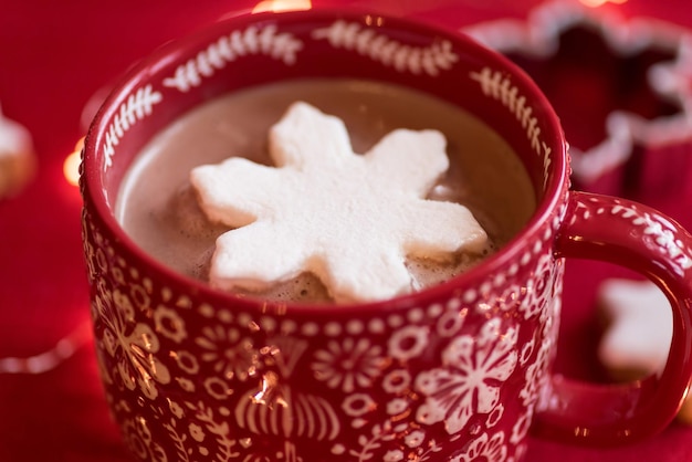 Caneca de inverno de chocolate quente