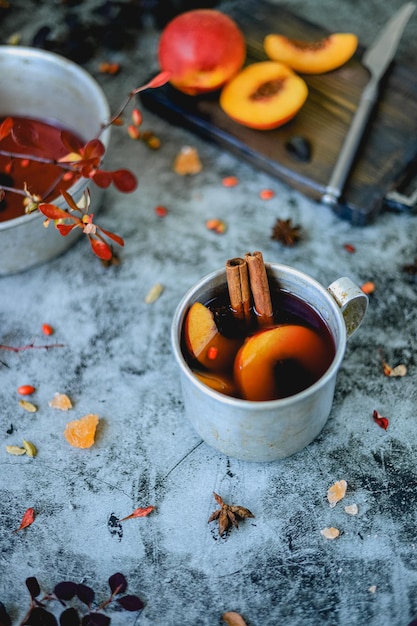 Caneca de metal com bebida não alcoólica caseira de outono e inverno de frutas e bagas na mesa