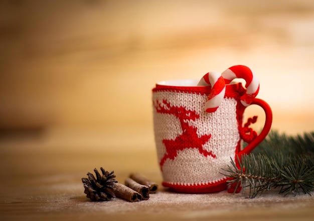 Caneca de natal com enfeites e doces