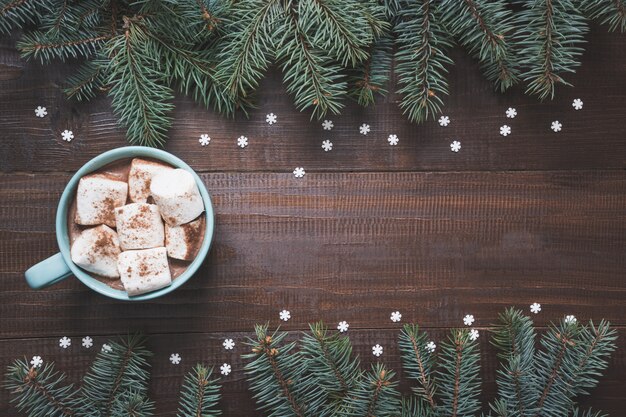 Caneca de natal de café com marshmallow em fundo escuro