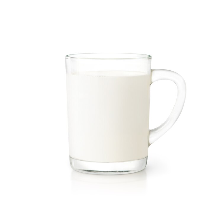 Foto caneca de vidro de leite fresco isolada no fundo branco. trajeto de grampeamento.