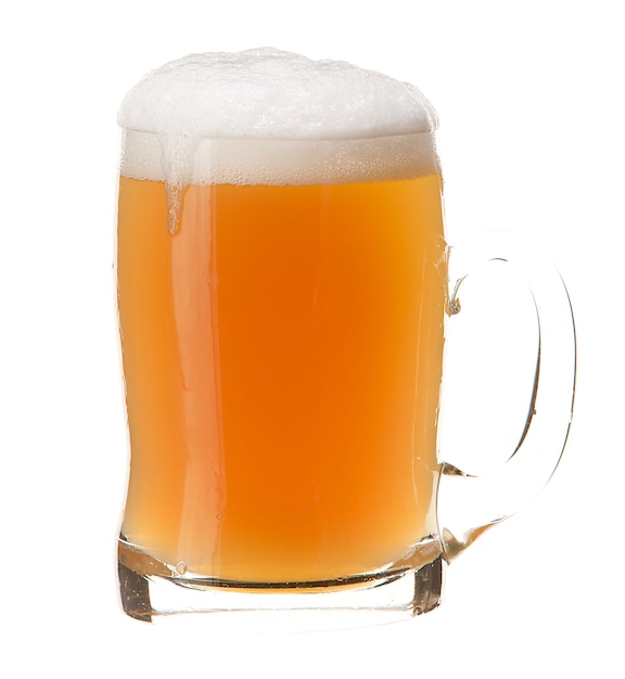 Caneca fria de cerveja light com espuma isolada no fundo branco