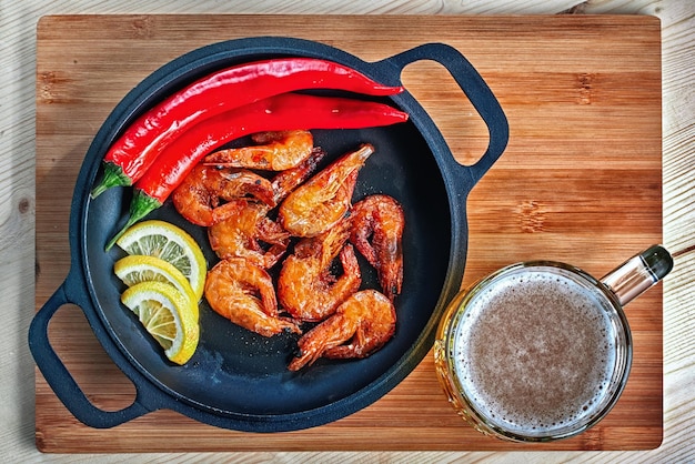 Caneca grande de frigideira de cerveja de camarão frito com pimenta e limão Vista superior