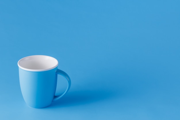 Foto caneca monocromática azul com espaço de cópia