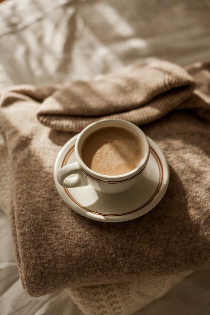 Caneca quente de cappuccino na bandeja de madeira na cama café da manhã Casa aconchegante Bege cores naturais Estética