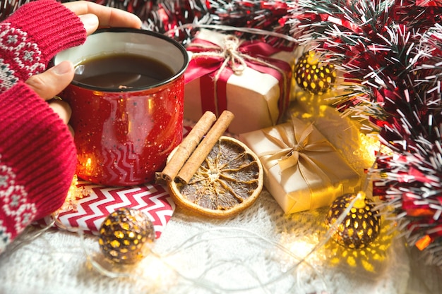 Caneca vermelha com chá e enfeites de Natal