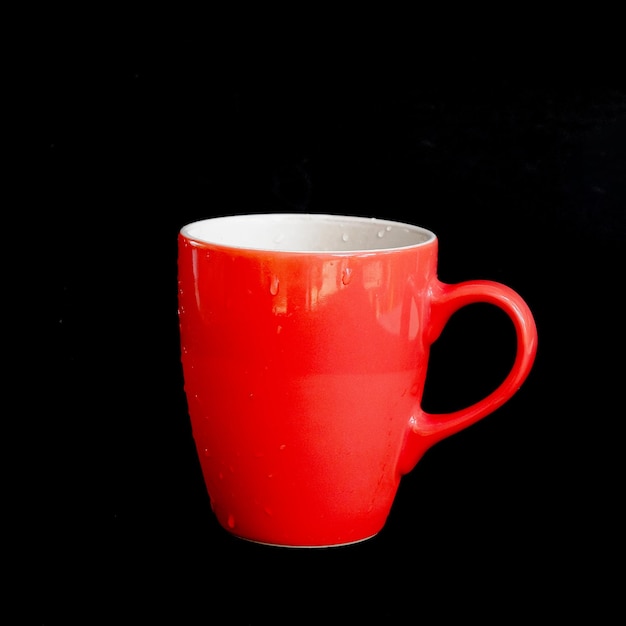 Caneca vermelha copo vermelho para chá ou café no fundo