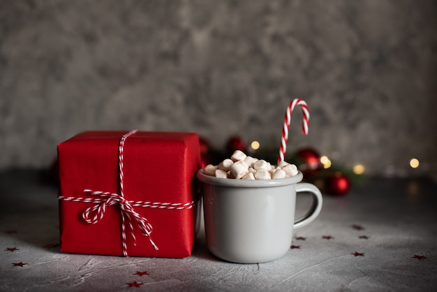 Foto canecas com bebida quente e biscoito de gengibre.