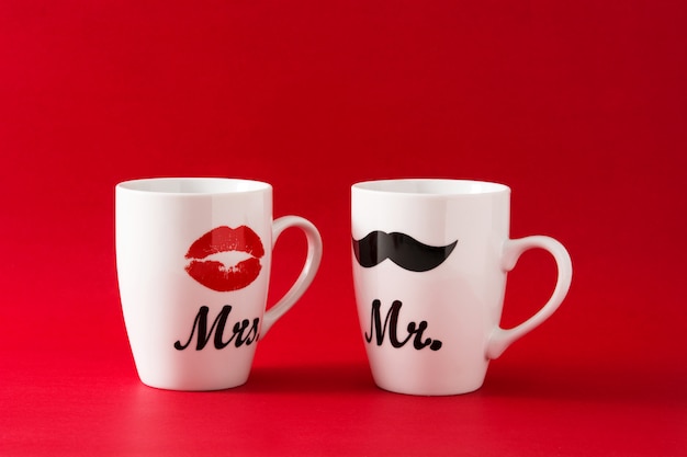 Canecas com bigode e lábios para dia dos namorados no vermelho