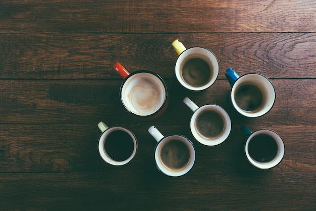 Canecas com café em fundo de madeira