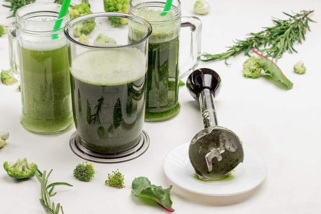 Canecas com smoothies de vegetais verdes.