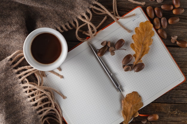 Foto canecas de café, caderno e folhas de outono