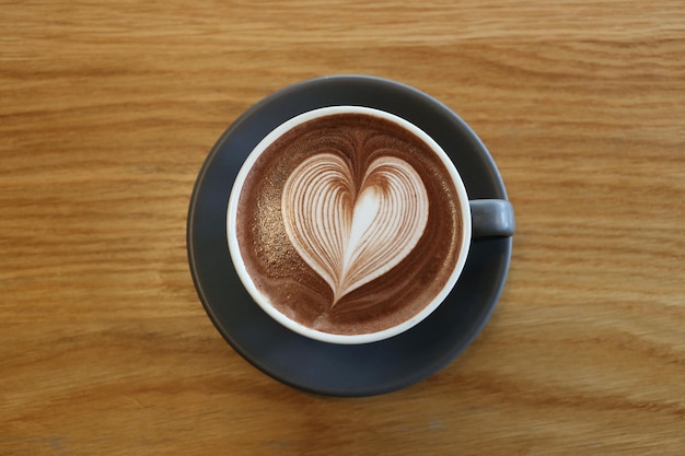 Canecas de café colocadas em uma mesa em uma cafeteria