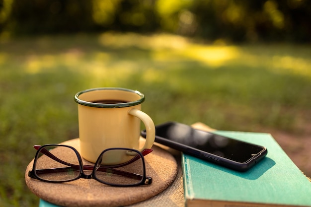 Canecas de café no quintal e o sol da manhã.