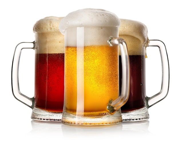 Canecas de vidro de cerveja isoladas em um fundo branco