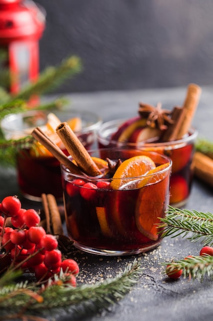 Canecas de vidro de vinho quente com especiarias e frutas cítricas. Bebida ou bebida quente tradicional, coquetel festivo no Natal ou no Ano Novo