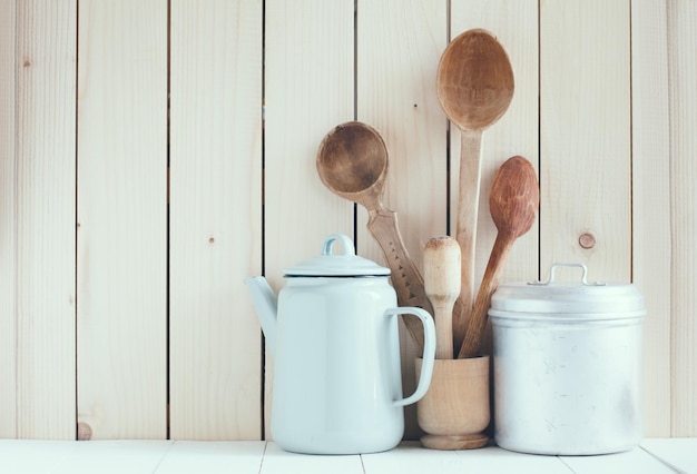 Foto canecas esmaltadas para cafeteira e colheres rústicas