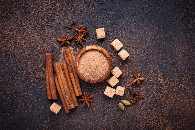 Canela, anís, cardamomo, trébol y azúcar.