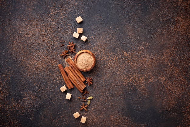 Foto canela, anís, cardamomo, trébol y azúcar.