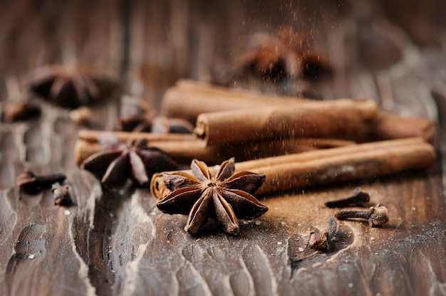 canela y anís en la mesa de madera