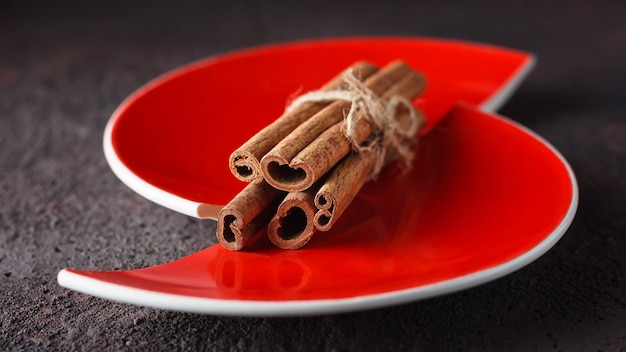 Canela y anís en un plato rojo dividido.