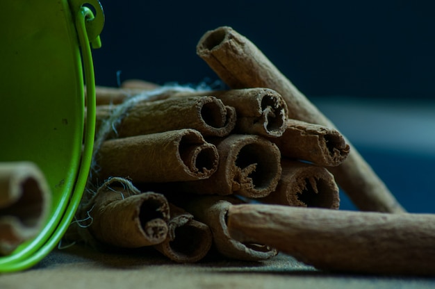 Canela aromática sobre la mesa