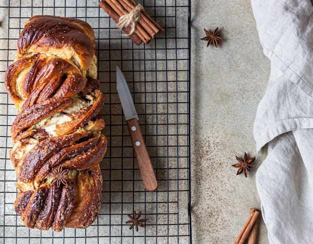 Canela babka ou pão torrado de brioche