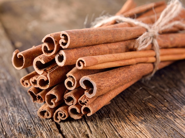 Canela em fundo de mesa de madeira.