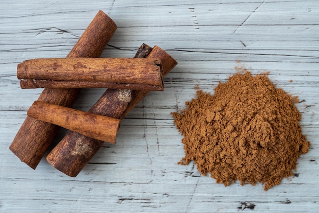 Canela em pó e paus de canela cinnamomum zeylanicum