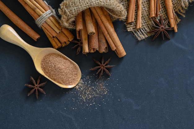 Canela em pó misture o açúcar na colher de madeira