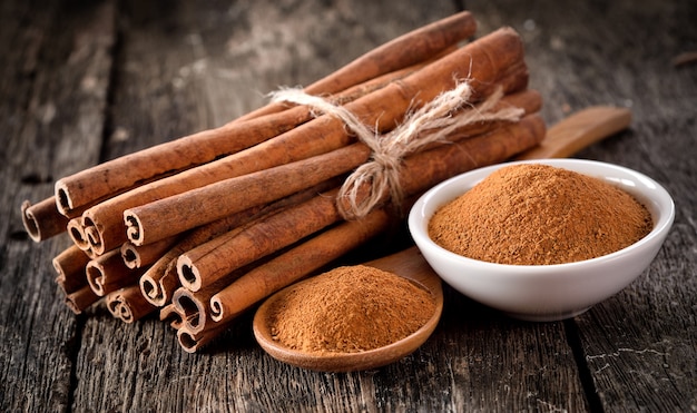 Foto canela em pó na mesa de madeira