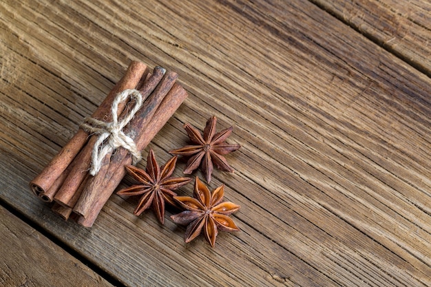 Canela em um fundo de madeira