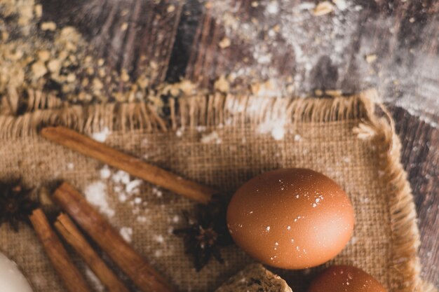 Canela y huevos se colocan en la bolsa y la harina.