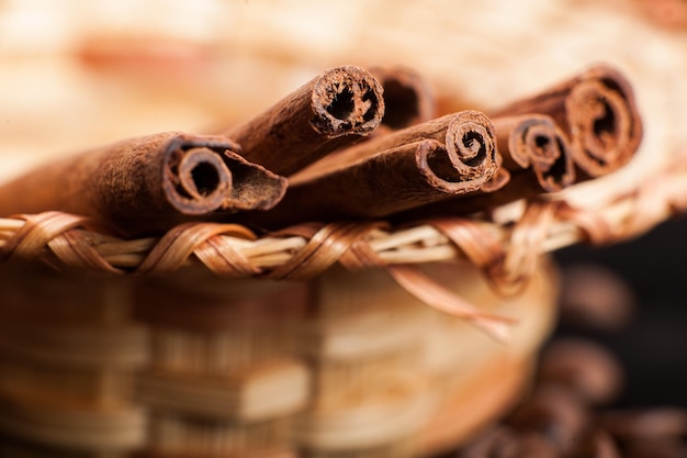 Canela en mesa de madera