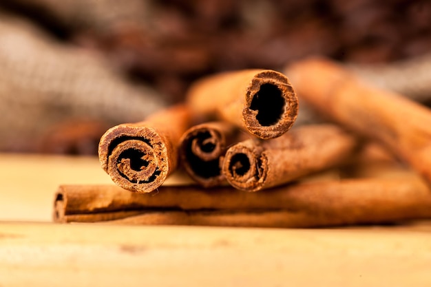 Canela na mesa de madeira