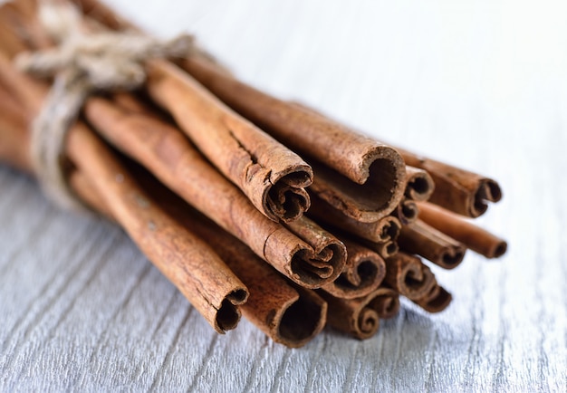 Canela sobre madera blanca