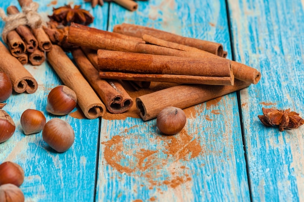 Canela sobre tabla de madera.