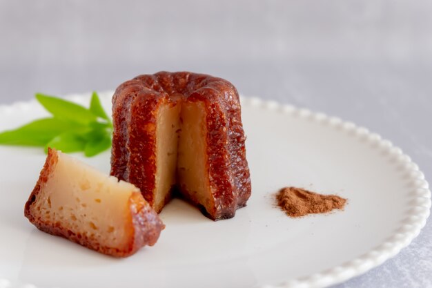 Canele, pastelería francesa, sobre una mesa blanca y gris