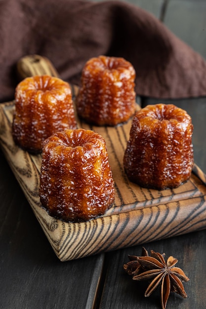 Canele de postre francés local en una tabla de madera