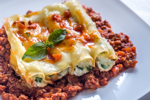 Canelloni gefüllt mit Ricotta mit Bolognese-Sauce