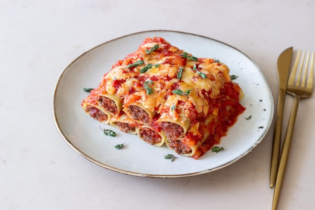 Canelone com tomates de queijo de carne e tomilho cozinha italiana