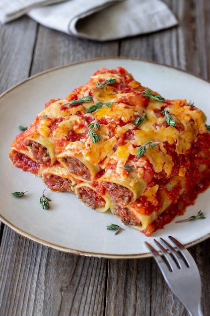 Canelone com tomates de queijo de carne e tomilho cozinha italiana