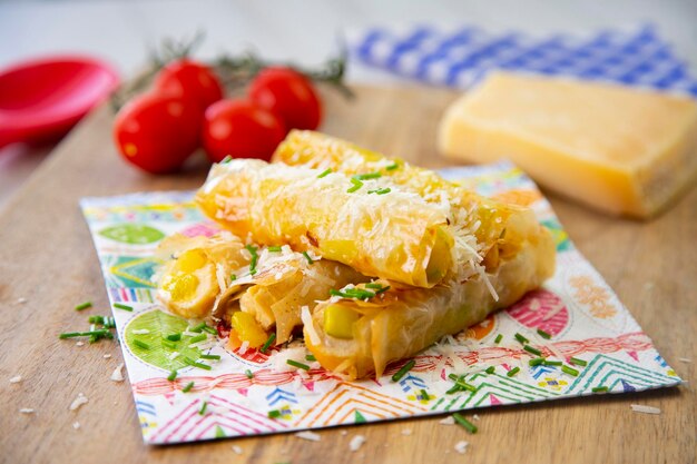 Canelone feito com massa de tijolo recheado com frango e queijo.