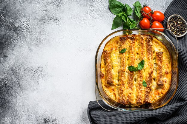 Canelones de carne com molho de tomate e queijo