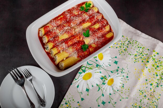 Canelones Con Espinacas Y Ricotta De Salsa De Tomate